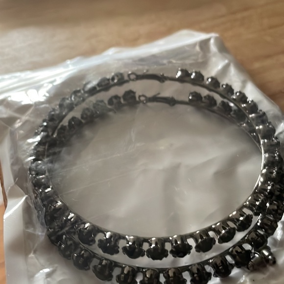 Large hoop earrings with fake black gems - Picture 2 of 2